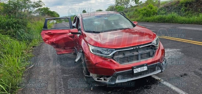 Se reporta agresión por arma de fuego en la carretera federal 140 a la altura de Cerro Gordo, de acuerdo a los primeros reportes los ocupantes de una camioneta roja y un taxi marcado con el número XL 741 presentan impactos de bala.

En el lugar ya se localizan elementos de la Policía Municipal de Emiliano Zapata, de los dos conductores no se sabe nada.

Se desconoce si fue una discusión entre ellos o si habrían recibido un ataque directo, se reporta una persona lesionada.

Ya personal de la Fiscalía General del Estado de Veracruz se dirigen a la zona para tomar conocimiento.
