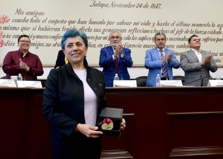 Gladys Villegas Morales es un referente de la cultura xalapeña cuyo legado comprende una trayectoria de más de 30 años en la lucha feminista, la docencia y el arte, afirmó el alcalde Alberto Islas Reyes, durante Sesión Solemne de Cabildo en la que se entregó la Medalla al Mérito Artístico “Juan Herrera Vázquez, ‘Juanote’”, a la doctora en Bellas Artes.
