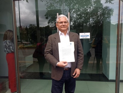El doctor Jorge Manzo Denes acudió a las oficinas de la Junta de Gobierno de la Universidad Veracruzana para presentar su intención de contender por la Rectoría, pero no fue recibido por ningún empleado administrativo, pese a ser día y horario laboral.
