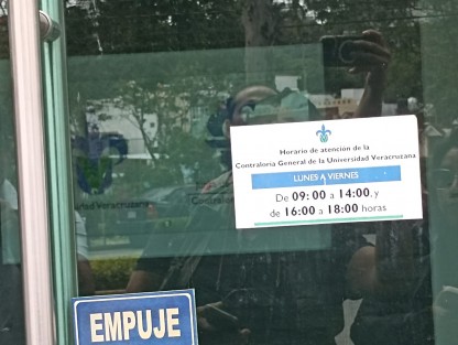 El doctor Jorge Manzo Denes acudió a las oficinas de la Junta de Gobierno de la Universidad Veracruzana para presentar su intención de contender por la Rectoría, pero no fue recibido por ningún empleado administrativo, pese a ser día y horario laboral.
