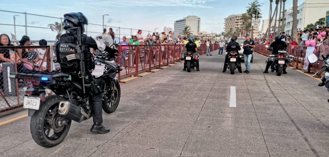 Para preservar el orden público y garantizar la tranquilidad tanto de habitantes, como de visitantes nacionales y extranjeros al Carnaval de Veracruz 2025, la Secretaría de Seguridad Pública puso en marcha un esquema preventivo de vigilancia en la zona conurbada Veracruz – Boca del Río.

