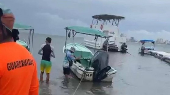Fue rescatado la tarde de este sábado 28 de junio, un grupo de 15 turistas frente a las costas de Veracruz, luego de que la lancha en la que viajaban con destino a la isla de Cancuncito se hundiera durante el trayecto.


