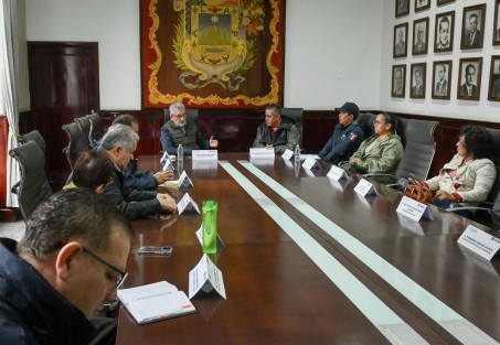 Ante las lluvias provocadas por la Tormenta tropical “Barry”, el Comité Municipal de Protección Civil ha sido instalado en sesión permanente.

Se cierran temporalmente los parques:El Haya, Cerro de Macuiltépetl, los Tecajetes y
Elisa Godos.

Esta medida busca prevenir incidentes por caída de árboles o ramas.
Se pronostican lluvias de 70 a 100 mm hoy y mañana.
Ya están listos los albergues en Centros Comunitarios y Aldea Meced, en caso de ser necesarios.

Evita sacar la basura, podría obstruir alcantarillas y causar inundaciones.
En caso de emergencia, comunícate a:228 840 4220/ 228 890 0794.

