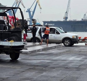 una pareja perdió la vida luego de que la camioneta en la que viajaban cayera al mar, presuntamente tras perder el control del vehículo durante la madrugada.

