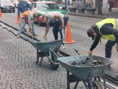 Personal del ayuntamiento de Xalapa ante las lluvia de las últimas tres semanas dan mantenimiento al desagüe pluvial del centro de la Xalapa 