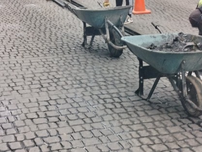 Personal del ayuntamiento de Xalapa ante las lluvia de las últimas tres semanas dan mantenimiento al desagüe pluvial del centro de la Xalapa 