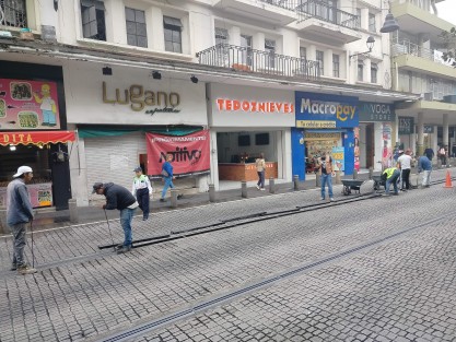 Personal del ayuntamiento de Xalapa ante las lluvia de las últimas tres semanas dan mantenimiento al desagüe pluvial del centro de la Xalapa 