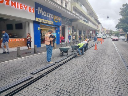 Personal del ayuntamiento de Xalapa ante las lluvia de las últimas tres semanas dan mantenimiento al desagüe pluvial del centro de la Xalapa 