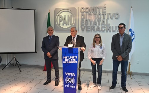 El dirigente estatal del PAN, Federico Salomón Molina, informó que sólo un alcalde electo, Josué Sánchez Salazar de Chumatlán, ha dejado el partido para unirse a MORENA, calificando su decisión como una muestra de falta de principios y ética.

 “Es un candidato que precisamente tenía cierta afiliación de MORENA. Sin embargo, nosotros en la apertura y el partido logramos darle la candidatura. Es muy triste, porque al final logró demostrar que no tiene principios ni valores y que no tiene ética”, comentó.

