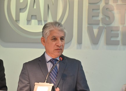 El dirigente estatal del PAN, Federico Salomón Molina, informó que sólo un alcalde electo, Josué Sánchez Salazar de Chumatlán, ha dejado el partido para unirse a MORENA, calificando su decisión como una muestra de falta de principios y ética.

 “Es un candidato que precisamente tenía cierta afiliación de MORENA. Sin embargo, nosotros en la apertura y el partido logramos darle la candidatura. Es muy triste, porque al final logró demostrar que no tiene principios ni valores y que no tiene ética”, comentó.
