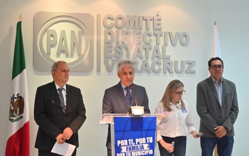 El dirigente estatal del PAN, Federico Salomón Molina, informó que sólo un alcalde electo, Josué Sánchez Salazar de Chumatlán, ha dejado el partido para unirse a MORENA, calificando su decisión como una muestra de falta de principios y ética.

 “Es un candidato que precisamente tenía cierta afiliación de MORENA. Sin embargo, nosotros en la apertura y el partido logramos darle la candidatura. Es muy triste, porque al final logró demostrar que no tiene principios ni valores y que no tiene ética”, comentó.
