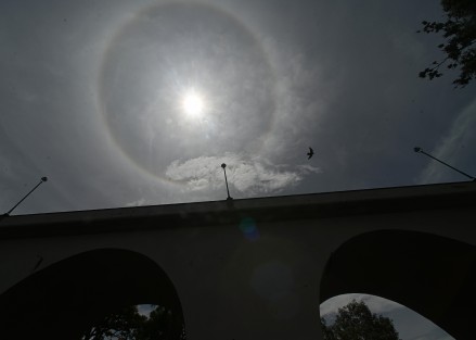 Con la visualización del halo solar en Xalapa, algunas personas creen que comienza la canícula, un período de aproximadamente 40 días que ocurre entre julio y agosto. Su nombre proviene de una referencia astronómica, ya que está asociado con la constelación Can Mayor y su estrella más brillante, Sirio, la cual, en la antigüedad, se relacionaba con los días más calurosos del verano.

