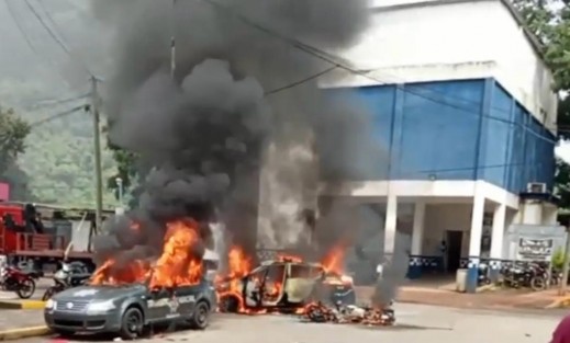 La tarde de este lunes, un grupo de habitantes incendió un vehículo frente a las oficinas de Tránsito Municipal, ubicadas en la Avenida 1 de la colonia Centro, como protesta ante los constantes abusos que —según señalan— cometen los agentes de esta corporación.