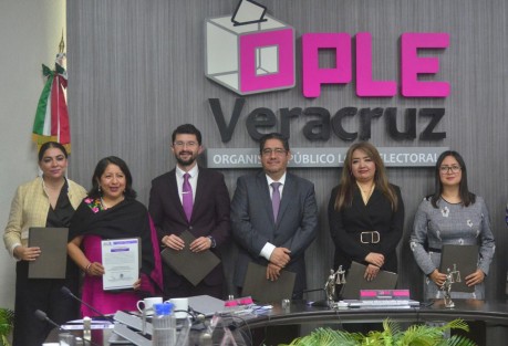 El Consejo General del OPLE, entrega contancia de mayoría  a Rosalba Hernández Hernández , quien asumirá la presidencia del Tribunal Superior de Justicia de Veracruz.