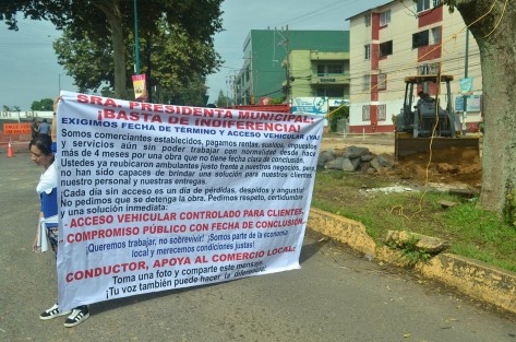 Comerciantes establecidos sobre la Av. Araucarias, se manifestaron y  bloquearon la circulación vial este martes 02 de julio, para exigir a la autoridad municipal  fecha de entrega de las calles en reparación, puesto que se han visto afectados en sus ventas.