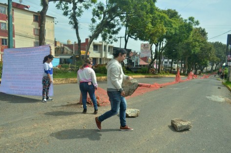 Comerciantes establecidos sobre la Av. Araucarias, se manifestaron y  bloquearon la circulación vial este martes 02 de julio, para exigir a la autoridad municipal  fecha de entrega de las calles en reparación, puesto que se han visto afectados en sus ventas.
