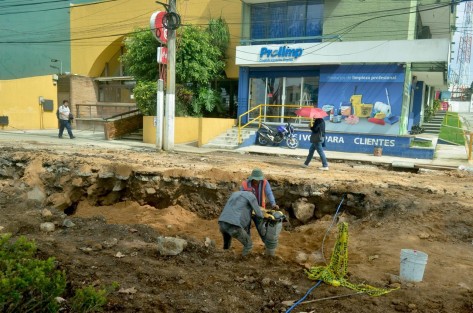 Comerciantes establecidos sobre la Av. Araucarias, se manifestaron y  bloquearon la circulación vial este martes 02 de julio, para exigir a la autoridad municipal  fecha de entrega de las calles en reparación, puesto que se han visto afectados en sus ventas.