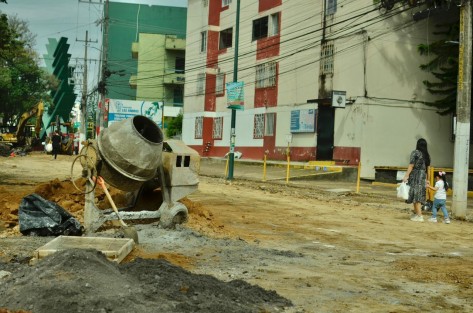 Comerciantes establecidos sobre la Av. Araucarias, se manifestaron y  bloquearon la circulación vial este martes 02 de julio, para exigir a la autoridad municipal  fecha de entrega de las calles en reparación, puesto que se han visto afectados en sus ventas.