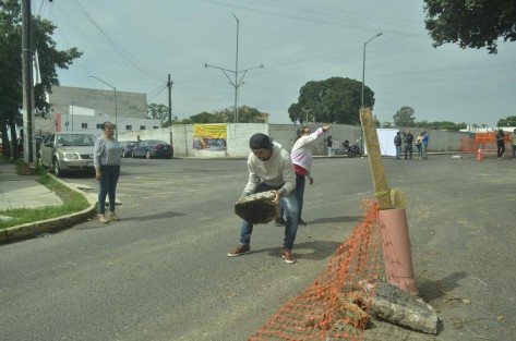 Comerciantes establecidos sobre la Av. Araucarias, se manifestaron y  bloquearon la circulación vial este martes 02 de julio, para exigir a la autoridad municipal  fecha de entrega de las calles en reparación, puesto que se han visto afectados en sus ventas.