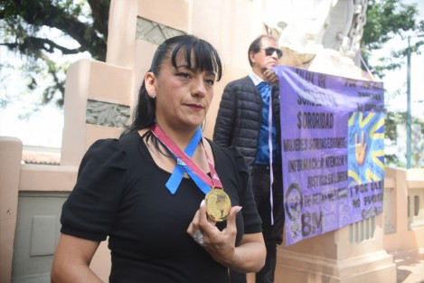 Adriana González Valera, persona con discapacidad auditiva, en compañía de algunos compañeros protestaron contra el Instituto Municipal de las Mujeres de Xalapa por contratar a un trabajador que la violentó.
