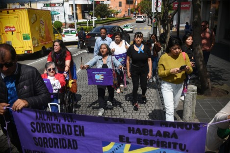 Adriana González Valera, persona con discapacidad auditiva, en compañía de algunos compañeros protestaron contra el Instituto Municipal de las Mujeres de Xalapa por contratar a un trabajador que la violentó.
