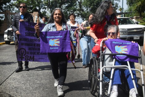 Adriana González Valera, persona con discapacidad auditiva, en compañía de algunos compañeros protestaron contra el Instituto Municipal de las Mujeres de Xalapa por contratar a un trabajador que la violentó.
