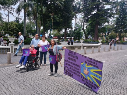 Adriana González Valera, persona con discapacidad auditiva, en compañía de algunos compañeros protestaron contra el Instituto Municipal de las Mujeres de Xalapa por contratar a un trabajador que la violentó.
