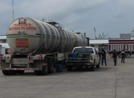 En la desviación a Tihuatlan, sobre el kilometro 228+340; lograron el aseguramiento de un tractocamión de doble cisterna y una camioneta con garrafas, presuntamente relacionadas con una posible carga irregular de combustible en dicha zona.
