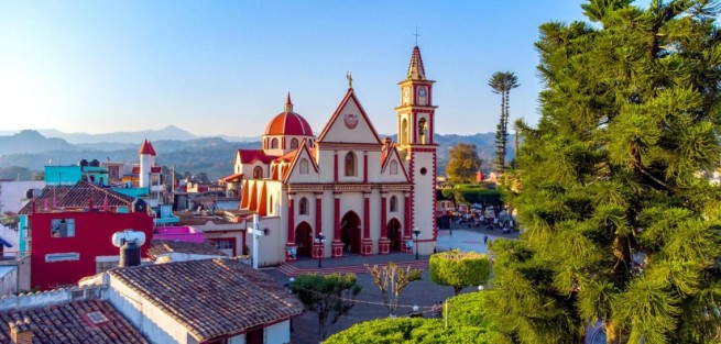 Desde la ciudad de Xalapa, punto de encuentro y capital del estado, es posible emprender un recorrido circular por tres Pueblos Mágicos que abrazan esta región y conservan con orgullo una herencia milenaria: Coatepec, Xico y Naolinco.
