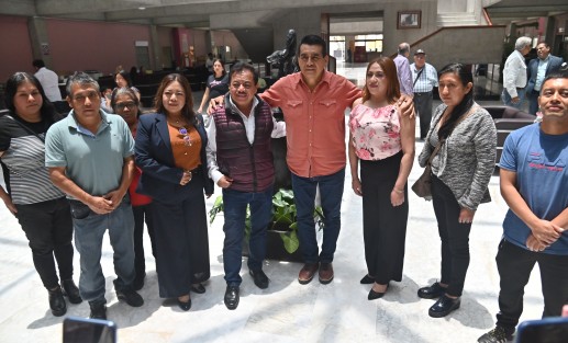 
El diputado Esteban Bautista Hernández, diputado presidente de la Jucopo recibió a las autoridades del municipio de Acatlán Veracruz para resolver la problemática de una plaza comercial de este municipio