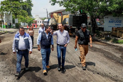 Con el compromiso de seguir construyendo una ciudad segura, moderna y funcional, el Gobierno Municipal de Boca del Río, encabezado por el alcalde Juan Manuel Unánue Abascal, lleva a cabo trabajos de rehabilitación de pavimento con concreto asfáltico en la avenida Úrsulo Galván de la colonia Primero de Mayo Sur.
