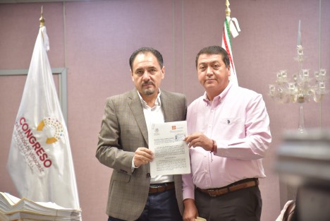 El diputado Ramón Díaz Ávila presentó a la Diputación Permanente una iniciativa que prevé reformar la ley e incorporar que la enseñanza de la oratoria sería obligatoria, con la finalidad que niñas, niños y adolescentes puedan recibir la transmisión de conocimiento y saberes culturales, en un contexto académico formativo.

