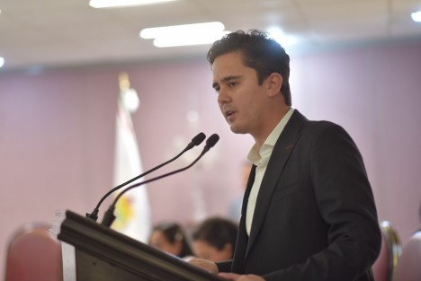 Con el objetivo de dar a las autoridades entrantes y salientes las condiciones y facilidades administrativas en el proceso de entrega-recepción, el diputado Rafael Gustavo Fararoni Magaña presentó ante la Diputación Permanente una iniciativa para reformar la Ley para la Entrega y Recepción del Poder Ejecutivo y la Administración Pública Municipal
