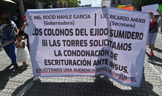 Se manifestaron colonos del ejido Sumidero III en el centro de Xalapa para exigir una audiencia con la gobernadora Rocío Nahle y el secretario de Gobierno, Ricardo Ahued. Denuncian cobros excesivos para escriturar sus terrenos y exigen la condonación de pagos ante el Instituto Nacional del Suelo (INSUS).