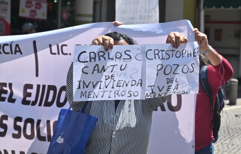 Se manifestaron colonos del ejido Sumidero III en el centro de Xalapa para exigir una audiencia con la gobernadora Rocío Nahle y el secretario de Gobierno, Ricardo Ahued. Denuncian cobros excesivos para escriturar sus terrenos y exigen la condonación de pagos ante el Instituto Nacional del Suelo (INSUS).