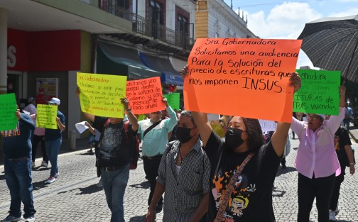 Se manifestaron colonos del ejido Sumidero III en el centro de Xalapa para exigir una audiencia con la gobernadora Rocío Nahle y el secretario de Gobierno, Ricardo Ahued. Denuncian cobros excesivos para escriturar sus terrenos y exigen la condonación de pagos ante el Instituto Nacional del Suelo (INSUS).