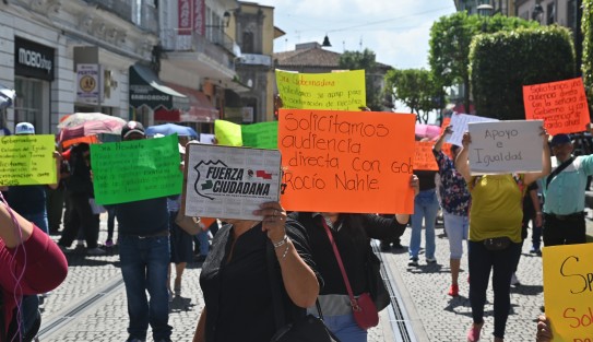 Se manifestaron colonos del ejido Sumidero III en el centro de Xalapa para exigir una audiencia con la gobernadora Rocío Nahle y el secretario de Gobierno, Ricardo Ahued. Denuncian cobros excesivos para escriturar sus terrenos y exigen la condonación de pagos ante el Instituto Nacional del Suelo (INSUS).