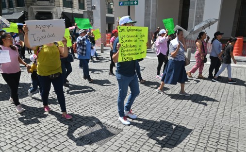 Se manifestaron colonos del ejido Sumidero III en el centro de Xalapa para exigir una audiencia con la gobernadora Rocío Nahle y el secretario de Gobierno, Ricardo Ahued. Denuncian cobros excesivos para escriturar sus terrenos y exigen la condonación de pagos ante el Instituto Nacional del Suelo (INSUS).