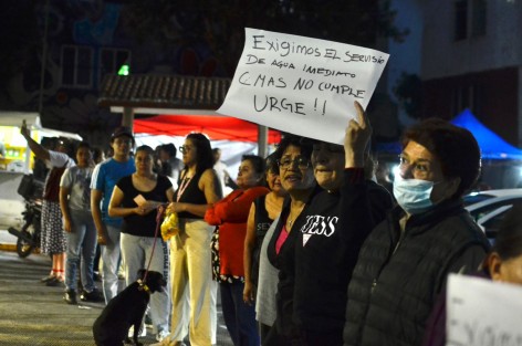 Vecinos de Jardines de Xalapa bloquean la avenida Pípila, denuncian que llevan más de cinco días sin servicio agua a causa de las obras a cargo del ayuntamiento de Xalapa.

