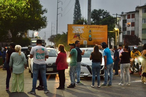 Vecinos de Jardines de Xalapa bloquean la avenida Pípila, denuncian que llevan más de cinco días sin servicio agua a causa de las obras a cargo del ayuntamiento de Xalapa.
