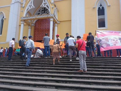 Integrantes del Movimiento Antorchista Nacional denunciaron que el jueves 3 de julio, entre las 9 y las 9:30 de la noche, dos de sus integrantes desaparecieron a las afueras de la Fiscalía General de la República, ubicada en el Puerto de Veracruz, cuando se encontraban a la espera para realizar trámites legales al interior de esa dependencia piden las autoridades ayuda para localizarlos.
 