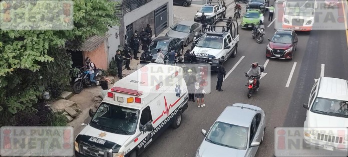La tarde de este sábado, un empleado de gobierno el cual fue identificado por su pareja como Juan José Chávez Jiménez, se quita la vida estando en su departamento sobre la carretera Xalapa Veracruz, justo en la parte trasera de plaza Xanatah.
