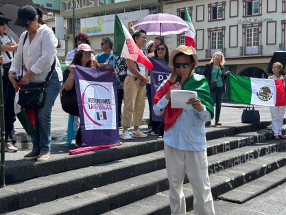 Un grupo de ciudadanos xalapeños se manifestaron en la Plaza Sebastián Lerdo de Tejada, para demandar al Tribunal Electoral de la Federación la nulidad de la elección de jueces, magistrados y ministros efectuada el pasado 1 de junio. Esta acción se realizó de manera simultánea en todo el país.
