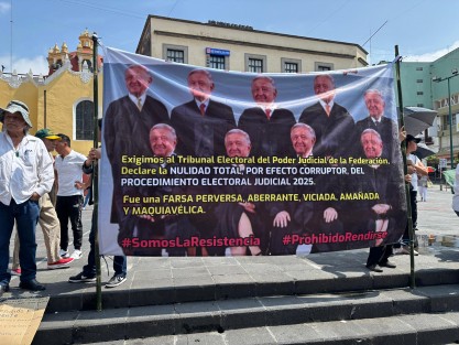 Un grupo de ciudadanos xalapeños se manifestaron en la Plaza Sebastián Lerdo de Tejada, para demandar al Tribunal Electoral de la Federación la nulidad de la elección de jueces, magistrados y ministros efectuada el pasado 1 de junio. Esta acción se realizó de manera simultánea en todo el país.
