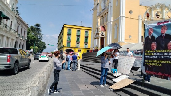Un grupo de ciudadanos xalapeños se manifestaron en la Plaza Sebastián Lerdo de Tejada, para demandar al Tribunal Electoral de la Federación la nulidad de la elección de jueces, magistrados y ministros efectuada el pasado 1 de junio. Esta acción se realizó de manera simultánea en todo el país.
