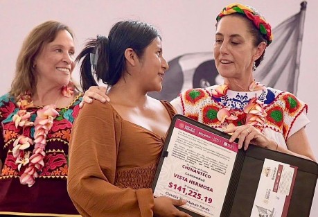 La presidenta de México, Claudia Sheinbaum Pardo, encabezó este sábado una histórica asamblea comunitaria en el municipio de Zaragoza, donde entregó personalmente tarjetas con recursos por más de 1,418 millones de pesos del Fondo de Aportaciones para la Infraestructura Social para Pueblos Indígenas y Afromexicanos (FAISPIAM).