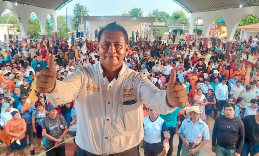 La noche del sábado, el presidente municipal electo de Mecayapan, Tomás González Hernández, fue víctima de un intento de atentado en las inmediaciones de su domicilio particular, lo que ha generado alarma e indignación entre la población.
