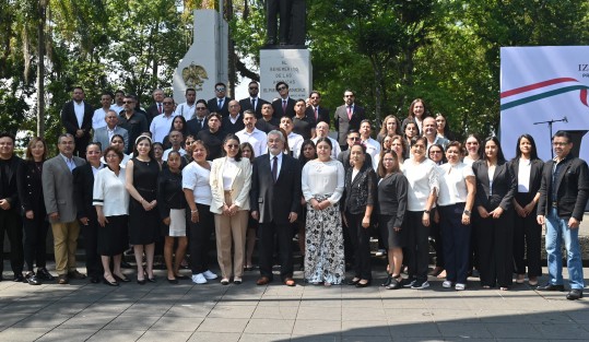 Este lunes, el presidente municipal Alberto Islas Reyes encabezó la Ceremonia de Izamiento de la Bandera Nacional en el Parque Benito Juárez, como parte del programa de fortalecimiento del culto a los símbolos patrios.
