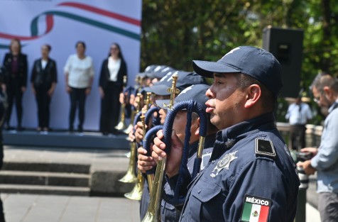 Este lunes, el presidente municipal Alberto Islas Reyes encabezó la Ceremonia de Izamiento de la Bandera Nacional en el Parque Benito Juárez, como parte del programa de fortalecimiento del culto a los símbolos patrios.