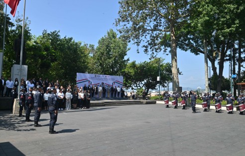 Este lunes, el presidente municipal Alberto Islas Reyes encabezó la Ceremonia de Izamiento de la Bandera Nacional en el Parque Benito Juárez, como parte del programa de fortalecimiento del culto a los símbolos patrios.